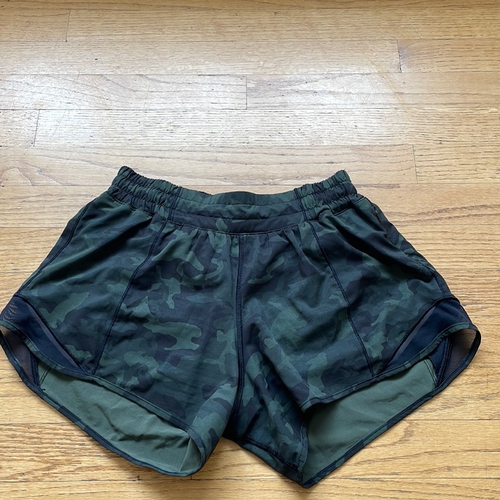 Lululemon hotty hot low rise lined shorts 4”